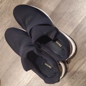 DKNY Athletic Sneakers w/3" he el size 9 color black & White.